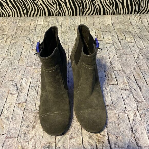 Sz 9 Tory Burch gray suede boots - Picture 2 of 12